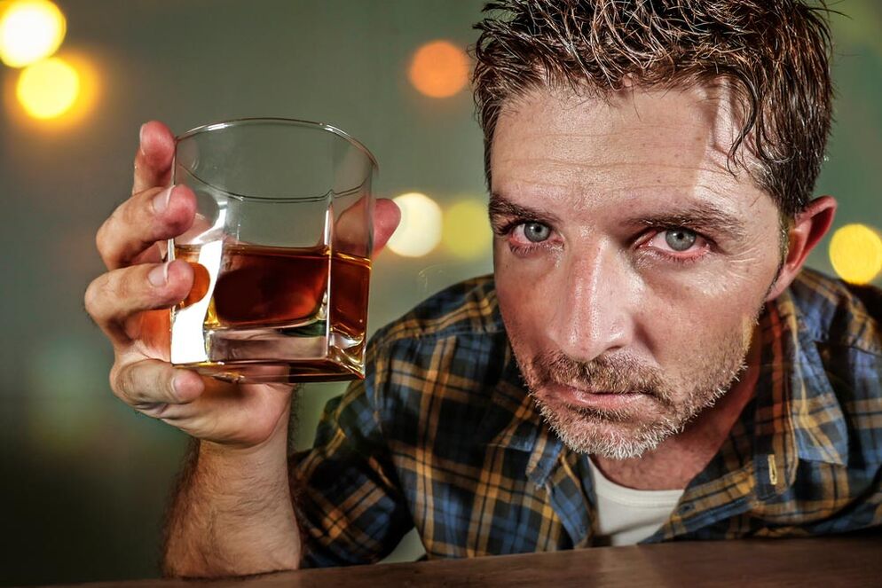 Un homme alcoolique a l'air douloureux